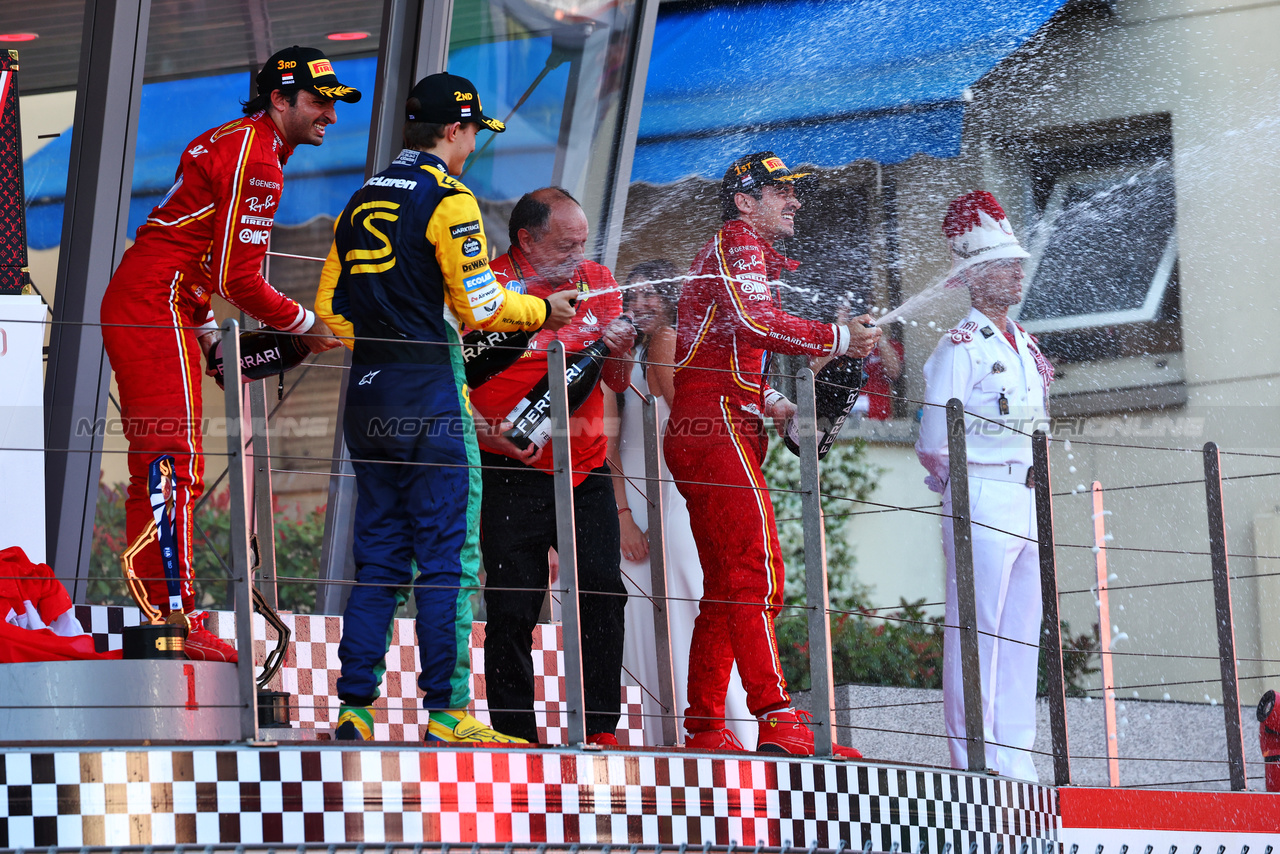 GP MONACO, The podium (L to R): Frederic Vasseur (FRA) Ferrari Team Principal; Oscar Piastri (AUS) McLaren, second; Charles Leclerc (MON) Ferrari, vincitore; Carlos Sainz Jr (ESP) Ferrari, third.

26.05.2024. Formula 1 World Championship, Rd 8, Monaco Grand Prix, Monte Carlo, Monaco, Gara Day.

 - www.xpbimages.com, EMail: requests@xpbimages.com © Copyright: Coates / XPB Images