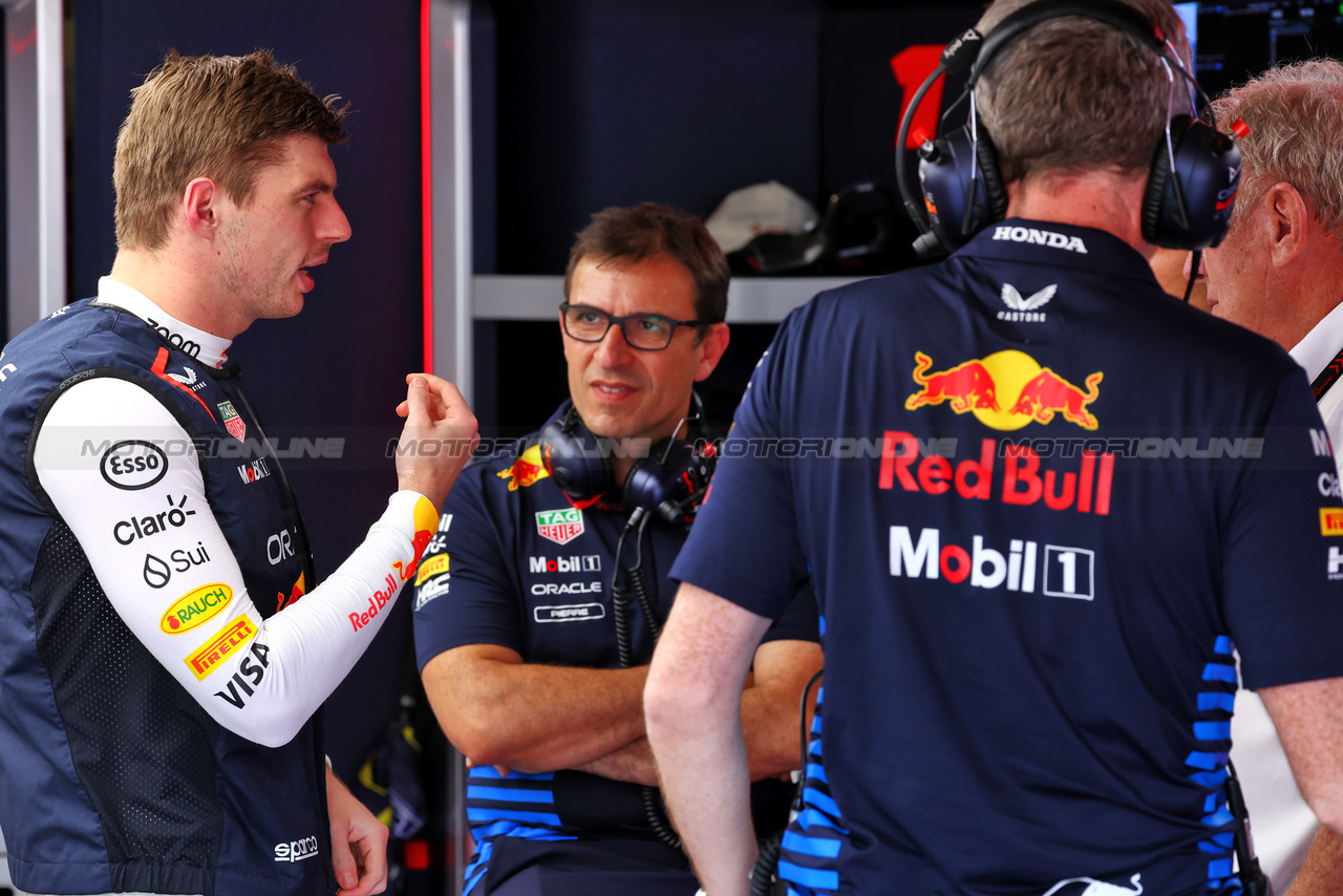 GP MONACO, Max Verstappen (NLD) Red Bull Racing with Pierre Wache (FRA) Red Bull Racing Technical Director e Dr Helmut Marko (AUT) Red Bull Motorsport Consultant.

26.05.2024. Formula 1 World Championship, Rd 8, Monaco Grand Prix, Monte Carlo, Monaco, Gara Day.

 - www.xpbimages.com, EMail: requests@xpbimages.com © Copyright: Coates / XPB Images