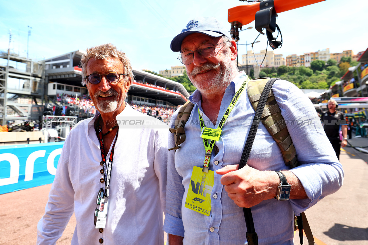 GP MONACO, Eddie Jordan (IRE), manager of Adrian Newey (GBR) Red Bull Racing Chief Technical Officer, with Liam Cunningham (IRE) Actor.

26.05.2024. Formula 1 World Championship, Rd 8, Monaco Grand Prix, Monte Carlo, Monaco, Gara Day.

 - www.xpbimages.com, EMail: requests@xpbimages.com © Copyright: Coates / XPB Images