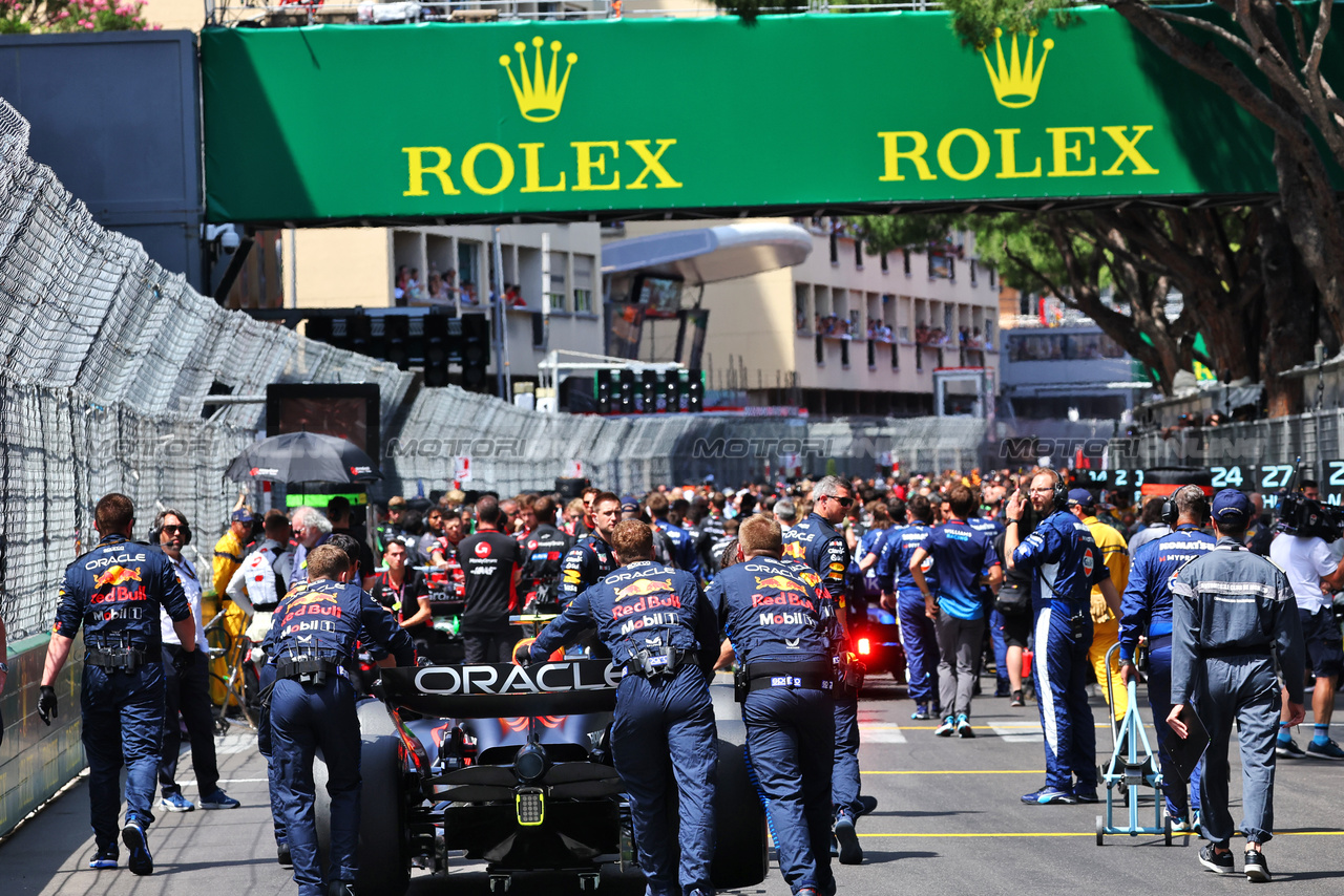 GP MONACO, Sergio Perez (MEX) Red Bull Racing RB20 on the grid.

26.05.2024. Formula 1 World Championship, Rd 8, Monaco Grand Prix, Monte Carlo, Monaco, Gara Day.

- www.xpbimages.com, EMail: requests@xpbimages.com © Copyright: Batchelor / XPB Images