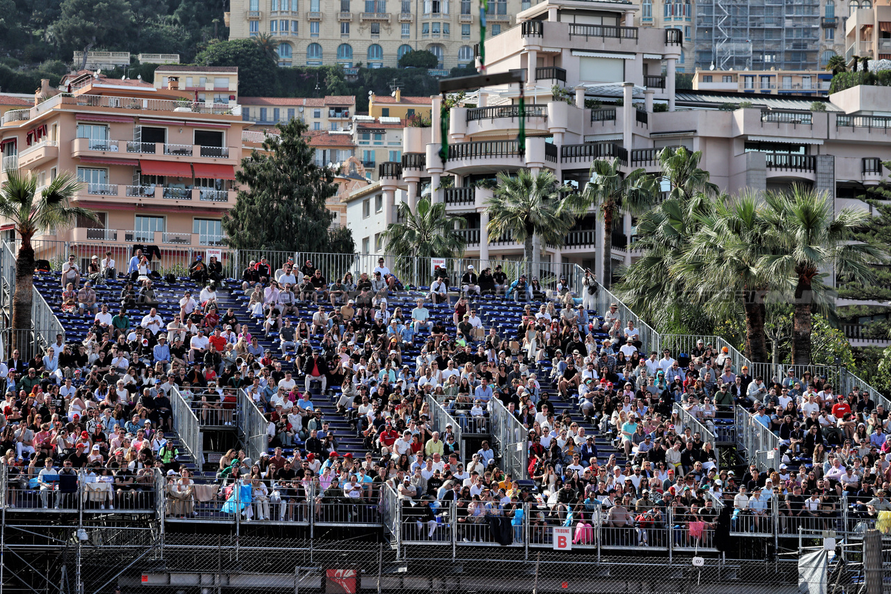 GP MONACO, Circuit Atmosfera - fans in the grandstand.

23.05.2024. Formula 1 World Championship, Rd 8, Monaco Grand Prix, Monte Carlo, Monaco, Preparation Day.

- www.xpbimages.com, EMail: requests@xpbimages.com © Copyright: Moy / XPB Images