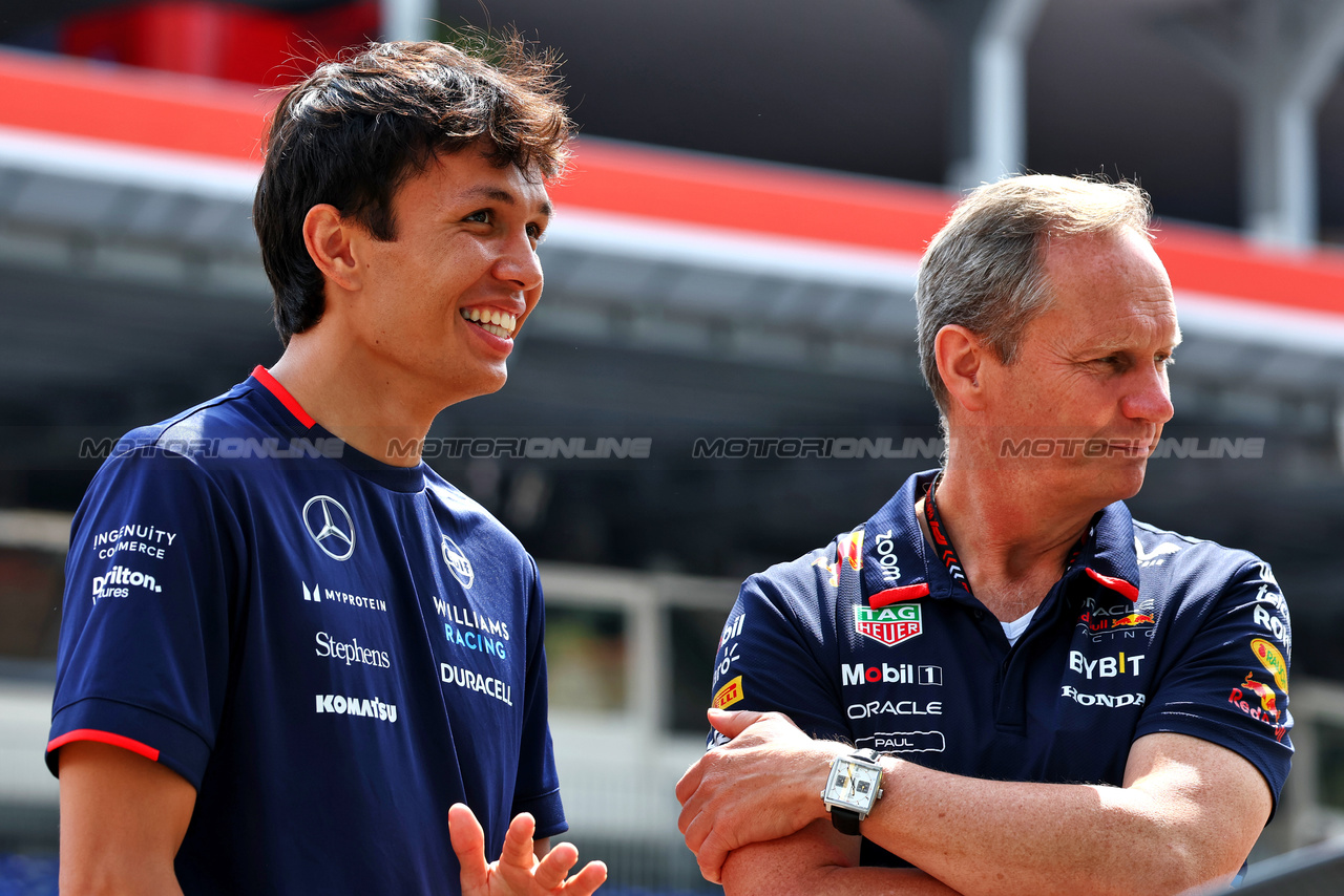 GP MONACO, (L to R): Alexander Albon (THA) Williams Racing with Paul Monaghan (GBR) Red Bull Racing Chief Engineer.

23.05.2024. Formula 1 World Championship, Rd 8, Monaco Grand Prix, Monte Carlo, Monaco, Preparation Day.

 - www.xpbimages.com, EMail: requests@xpbimages.com © Copyright: Coates / XPB Images