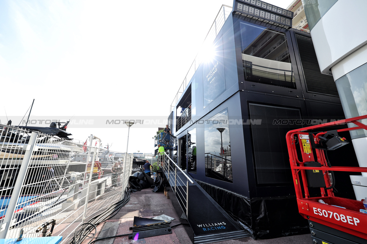 GP MONACO, Williams Racing motorhome being constructed in the paddock on Giovedi' morning.

23.05.2024. Formula 1 World Championship, Rd 8, Monaco Grand Prix, Monte Carlo, Monaco, Preparation Day.

- www.xpbimages.com, EMail: requests@xpbimages.com © Copyright: Bearne / XPB Images