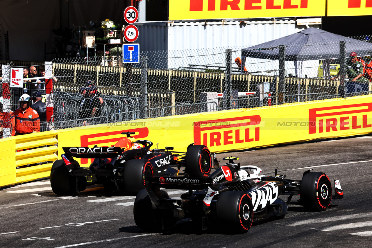 GP MONACO, Max Verstappen (NLD) Red Bull Racing RB20 e Nico Hulkenberg (GER) Haas VF-24.

25.05.2024. Formula 1 World Championship, Rd 8, Monaco Grand Prix, Monte Carlo, Monaco, Qualifiche Day.

- www.xpbimages.com, EMail: requests@xpbimages.com © Copyright: Batchelor / XPB Images