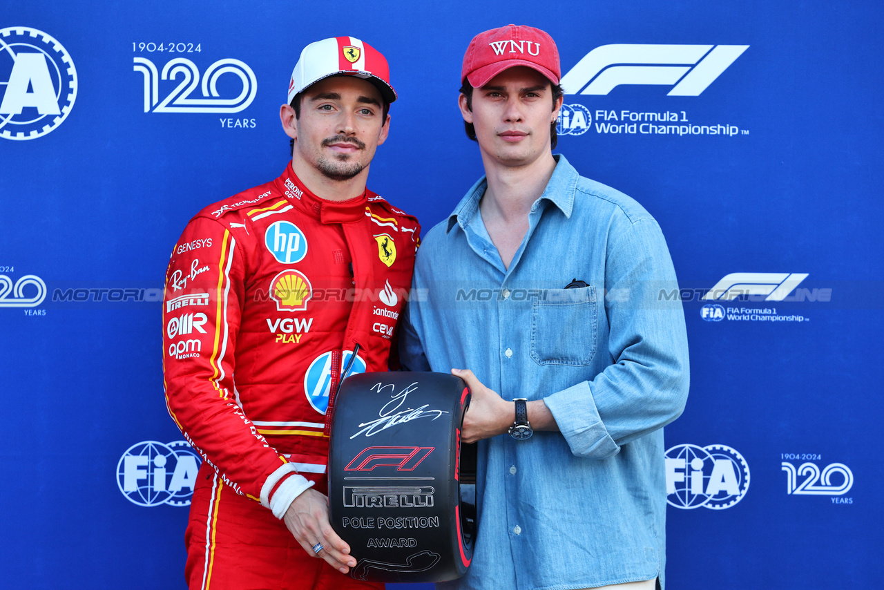 GP MONACO, (L to R): Charles Leclerc (MON) Ferrari receives the Pirelli Pole Position Award from Nicholas Galitzine (GBR) Actor in qualifying parc ferme.

 

25.05.2024. Formula 1 World Championship, Rd 8, Monaco Grand Prix, Monte Carlo, Monaco, Qualifiche Day.

- www.xpbimages.com, EMail: requests@xpbimages.com © Copyright: Batchelor / XPB Images