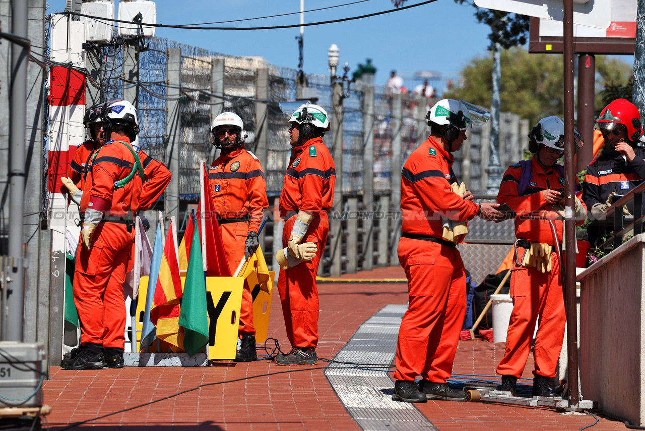 GP MONACO, Circuit Atmosfera - marshals.

25.05.2024. Formula 1 World Championship, Rd 8, Monaco Grand Prix, Monte Carlo, Monaco, Qualifiche Day.

- www.xpbimages.com, EMail: requests@xpbimages.com © Copyright: Moy / XPB Images