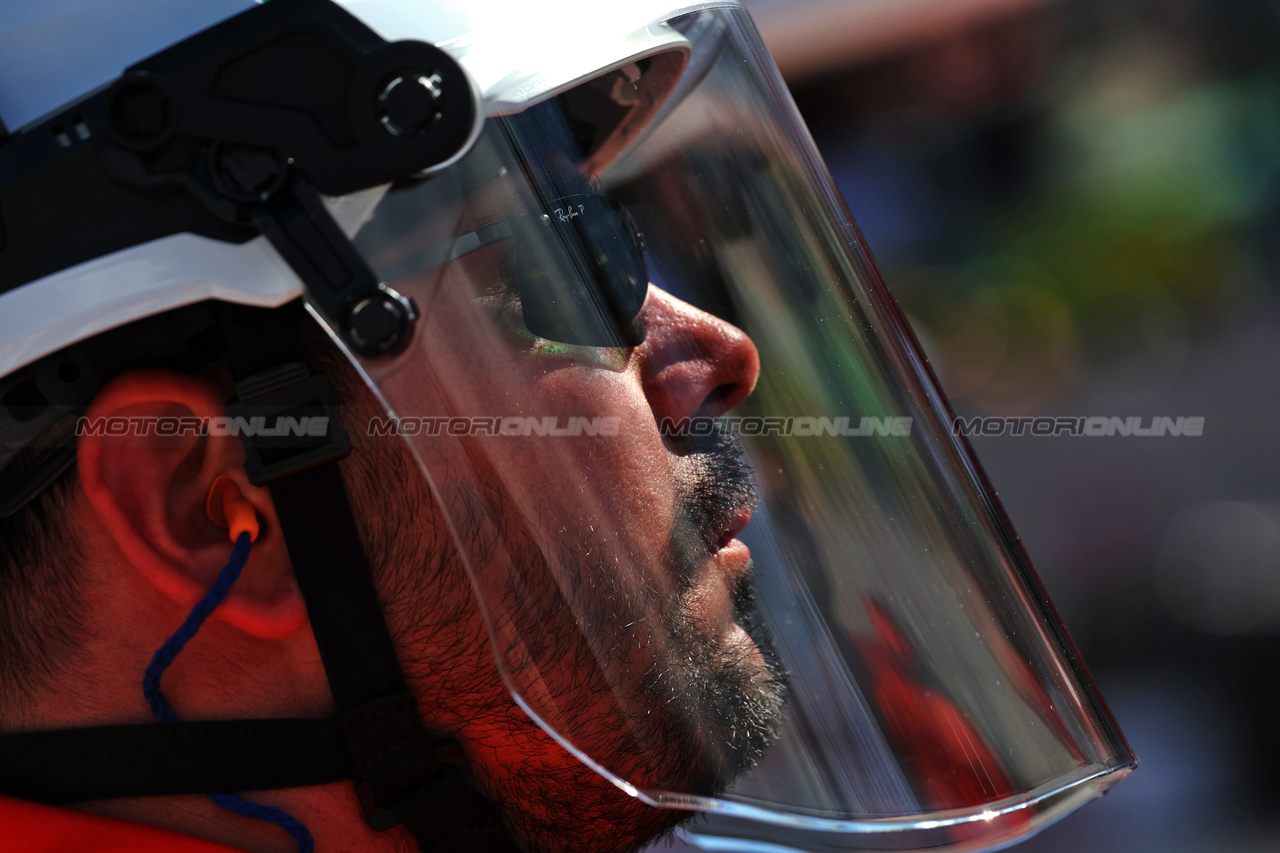 GP MONACO, Circuit Atmosfera - a marshal.

25.05.2024. Formula 1 World Championship, Rd 8, Monaco Grand Prix, Monte Carlo, Monaco, Qualifiche Day.

 - www.xpbimages.com, EMail: requests@xpbimages.com © Copyright: Coates / XPB Images