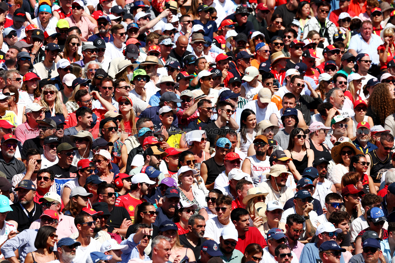 GP MONACO, Circuit Atmosfera - fans in the grandstand.

25.05.2024. Formula 1 World Championship, Rd 8, Monaco Grand Prix, Monte Carlo, Monaco, Qualifiche Day.

 - www.xpbimages.com, EMail: requests@xpbimages.com © Copyright: Coates / XPB Images