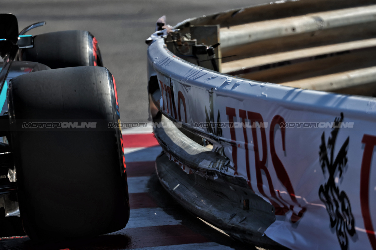 GP MONACO, Mercedes AMG F1 W15 runs close to the scuffed armco barrier at the Swimming Pool.

25.05.2024. Formula 1 World Championship, Rd 8, Monaco Grand Prix, Monte Carlo, Monaco, Qualifiche Day.

 - www.xpbimages.com, EMail: requests@xpbimages.com © Copyright: Coates / XPB Images