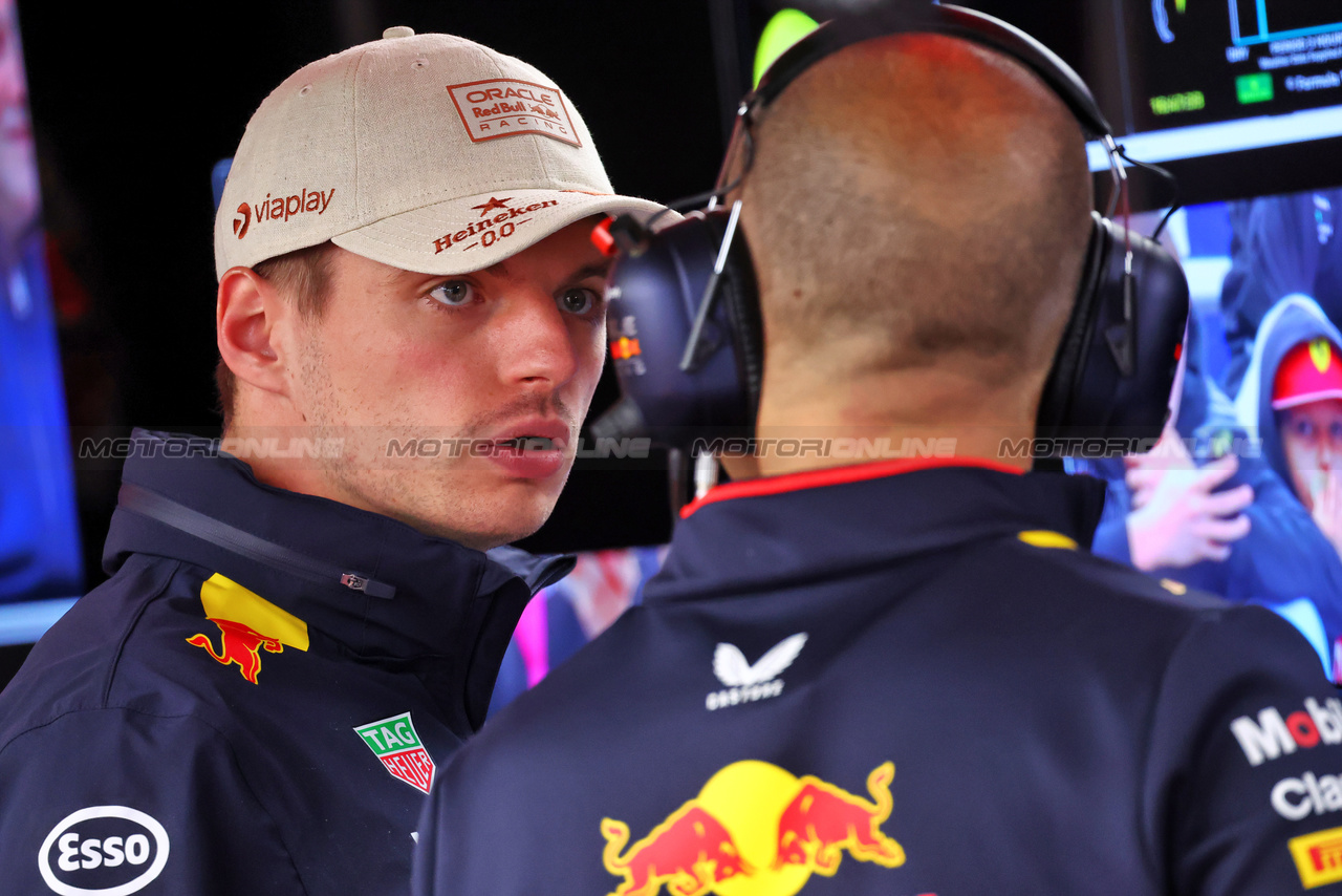 GP MONACO, Max Verstappen (NLD) Red Bull Racing with Gianpiero Lambiase (ITA) Red Bull Racing Engineer.

24.05.2024. Formula 1 World Championship, Rd 8, Monaco Grand Prix, Monte Carlo, Monaco, Practice Day.

- www.xpbimages.com, EMail: requests@xpbimages.com © Copyright: Batchelor / XPB Images