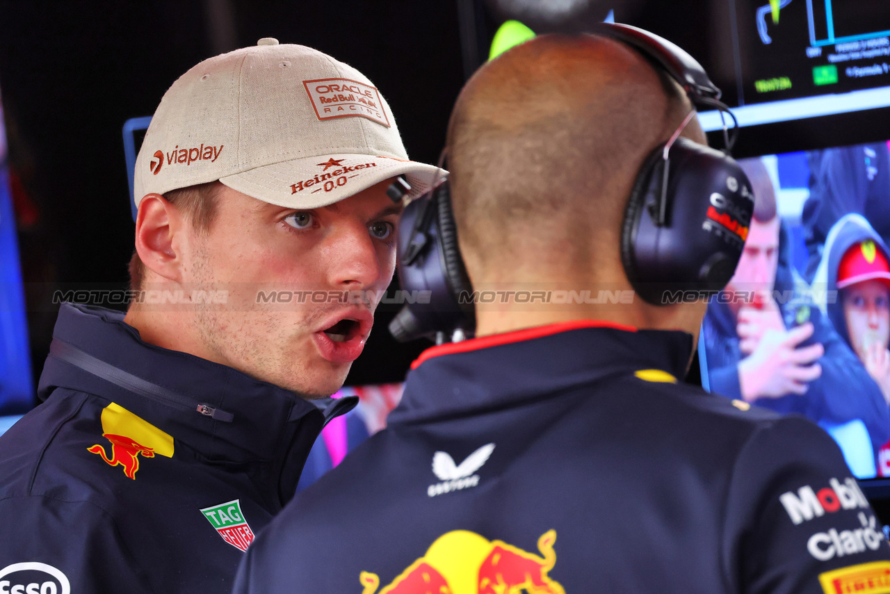 GP MONACO, Max Verstappen (NLD) Red Bull Racing with Gianpiero Lambiase (ITA) Red Bull Racing Engineer.

24.05.2024. Formula 1 World Championship, Rd 8, Monaco Grand Prix, Monte Carlo, Monaco, Practice Day.

- www.xpbimages.com, EMail: requests@xpbimages.com © Copyright: Batchelor / XPB Images