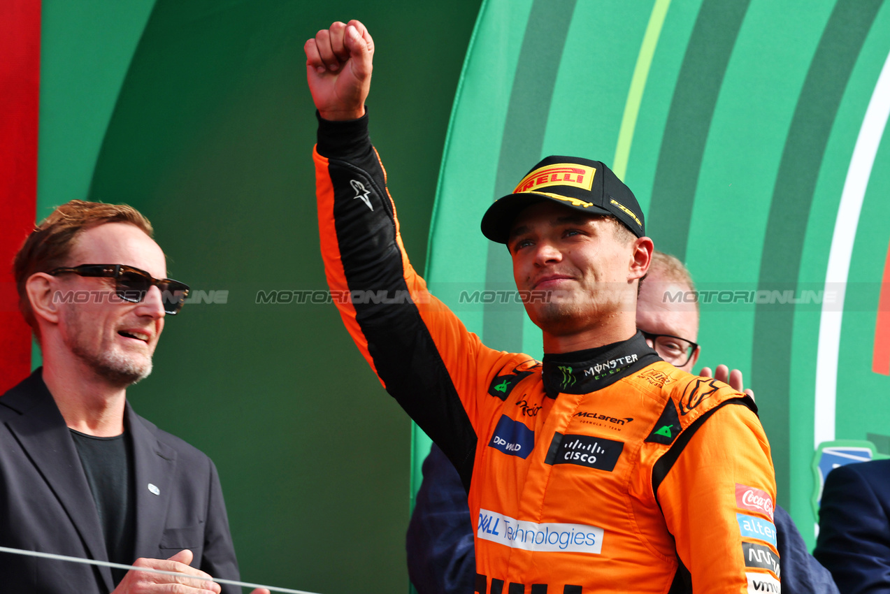 GP OLANDA, Gara winner Lando Norris (GBR) McLaren celebrates on the podium.

25.08.2024. Formula 1 World Championship, Rd 15, Dutch Grand Prix, Zandvoort, Netherlands, Gara Day.

 - www.xpbimages.com, EMail: requests@xpbimages.com © Copyright: Coates / XPB Images