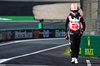 GP OLANDA, Nico Hulkenberg (GER) Haas F1 Team walks back to the pits after he crashed in the second practice session.

23.08.2024. Formula 1 World Championship, Rd 15, Dutch Grand Prix, Zandvoort, Netherlands, Practice Day.

- www.xpbimages.com, EMail: requests@xpbimages.com © Copyright: Batchelor / XPB Images