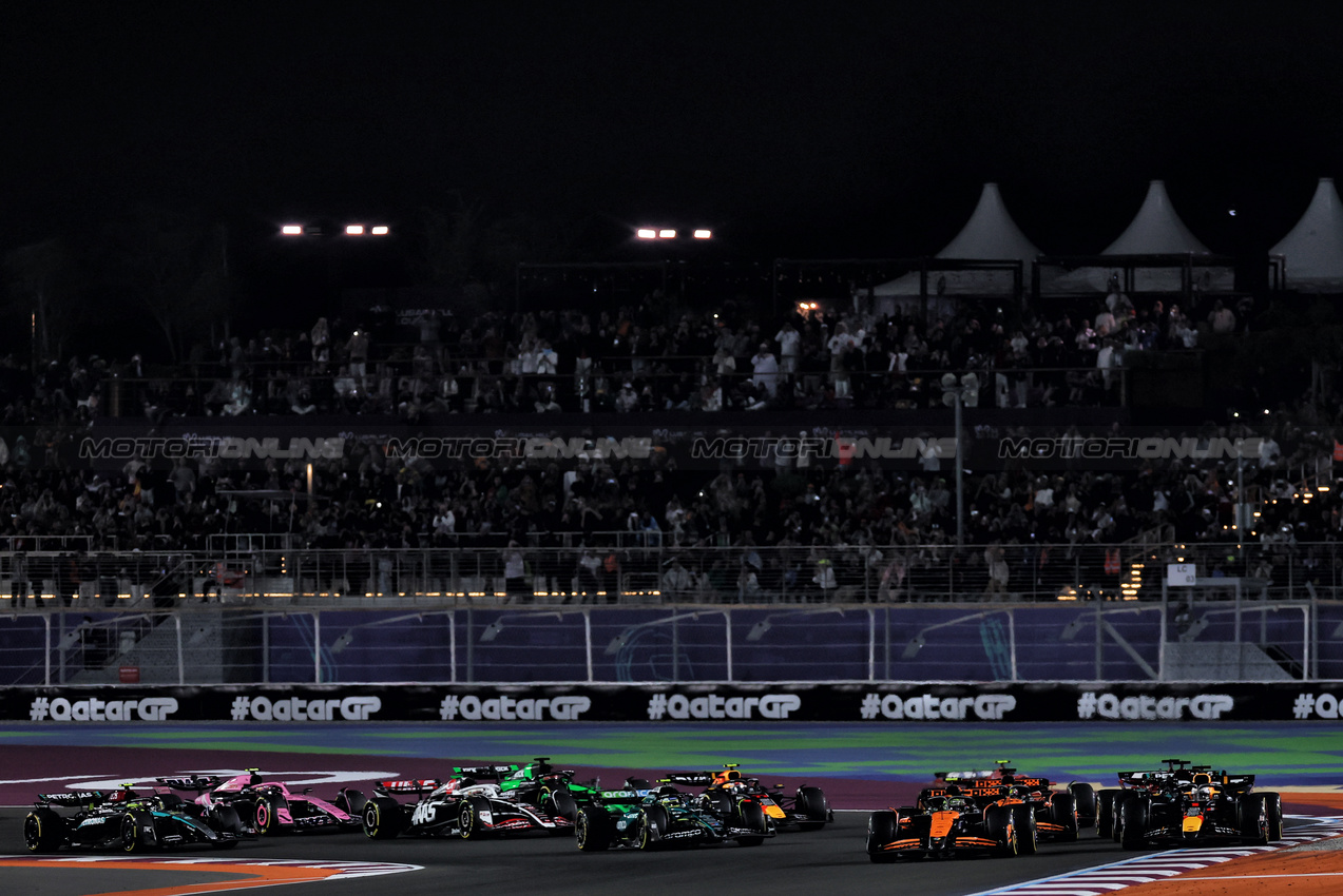 GP QATAR, Max Verstappen (NLD) Red Bull Racing RB20 davanti a Lando Norris (GBR) McLaren MCL38 at the partenza of the race.

01.12.2024. Formula 1 World Championship, Rd 23, Qatar Grand Prix, Doha, Qatar, Gara Day.

 - www.xpbimages.com, EMail: requests@xpbimages.com © Copyright: Staley / XPB Images