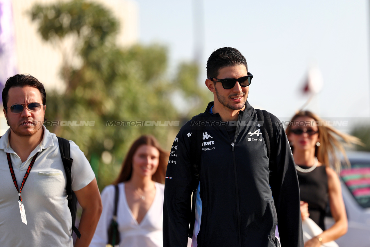 GP QATAR, Esteban Ocon (FRA) Alpine F1 Team.

01.12.2024. Formula 1 World Championship, Rd 23, Qatar Grand Prix, Doha, Qatar, Gara Day.

 - www.xpbimages.com, EMail: requests@xpbimages.com © Copyright: Staley / XPB Images