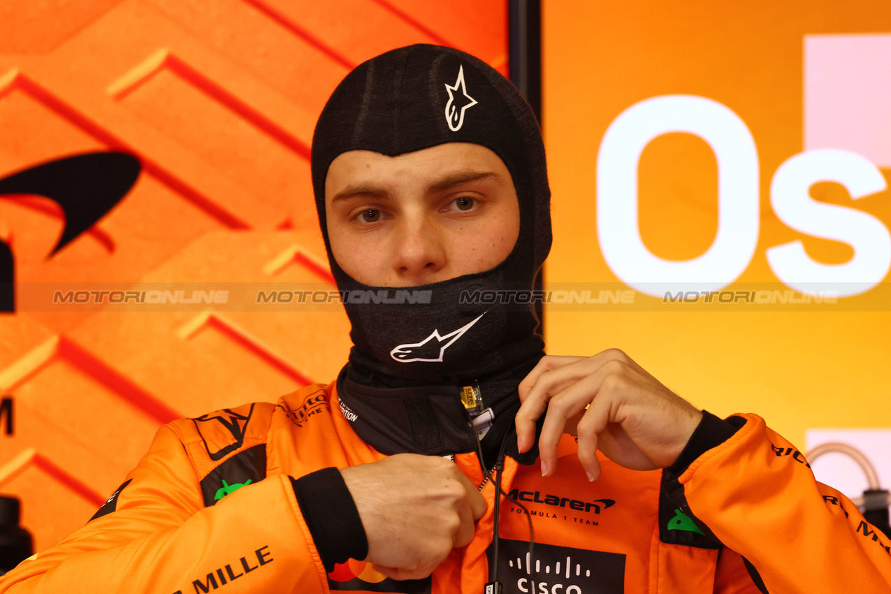 GP QATAR, Oscar Piastri (AUS) McLaren.

01.12.2024. Formula 1 World Championship, Rd 23, Qatar Grand Prix, Doha, Qatar, Gara Day.

 - www.xpbimages.com, EMail: requests@xpbimages.com © Copyright: Coates / XPB Images