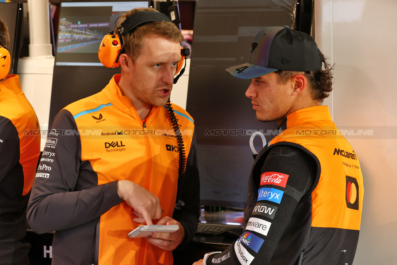 GP QATAR, (L to R): Andrew Jarvis (GBR) McLaren Performance Engineer with Lando Norris (GBR) McLaren.

01.12.2024. Formula 1 World Championship, Rd 23, Qatar Grand Prix, Doha, Qatar, Gara Day.

 - www.xpbimages.com, EMail: requests@xpbimages.com © Copyright: Coates / XPB Images