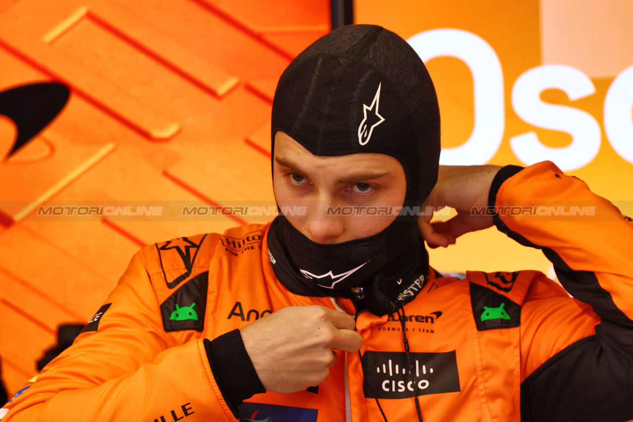 GP QATAR, Oscar Piastri (AUS) McLaren.

01.12.2024. Formula 1 World Championship, Rd 23, Qatar Grand Prix, Doha, Qatar, Gara Day.

 - www.xpbimages.com, EMail: requests@xpbimages.com © Copyright: Coates / XPB Images