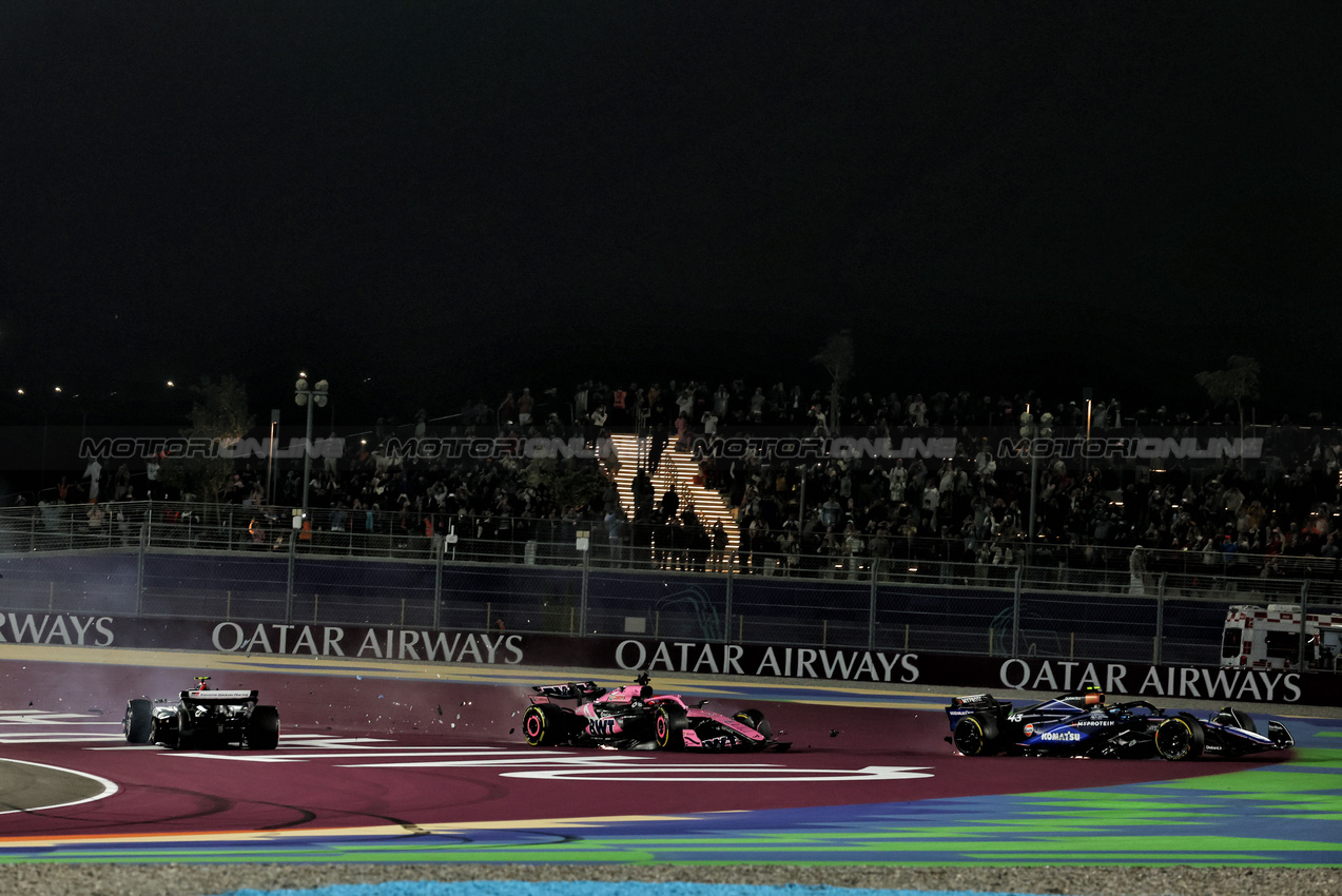 GP QATAR, (L to R): Nico Hulkenberg (GER) Haas VF-24 crashes with Esteban Ocon (FRA) Alpine F1 Team A524 e Franco Colapinto (ARG) Williams Racing FW46 at the partenza of the race.

01.12.2024. Formula 1 World Championship, Rd 23, Qatar Grand Prix, Doha, Qatar, Gara Day.

 - www.xpbimages.com, EMail: requests@xpbimages.com © Copyright: Coates / XPB Images