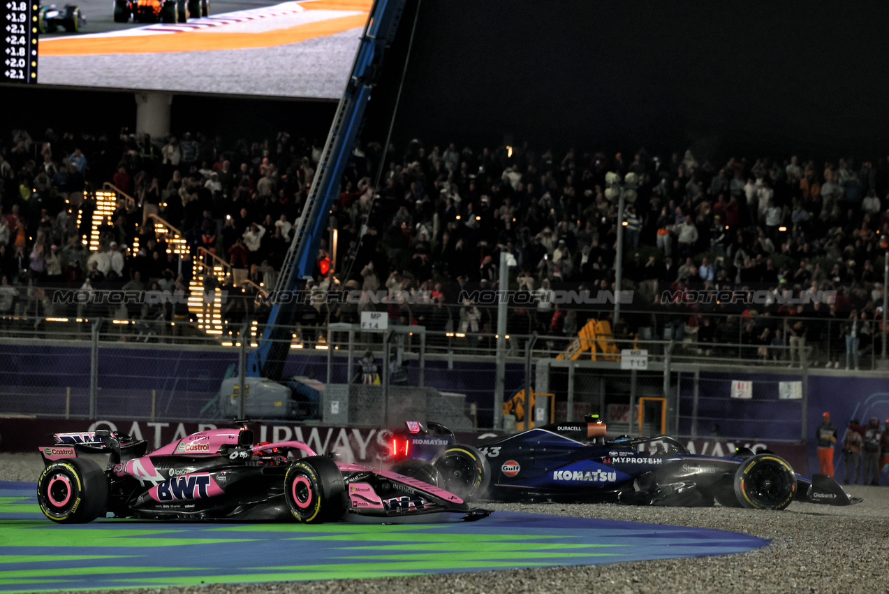 GP QATAR, Esteban Ocon (FRA) Alpine F1 Team A524 e Franco Colapinto (ARG) Williams Racing FW46 retired at the partenza of the race.

01.12.2024. Formula 1 World Championship, Rd 23, Qatar Grand Prix, Doha, Qatar, Gara Day.

 - www.xpbimages.com, EMail: requests@xpbimages.com © Copyright: Coates / XPB Images