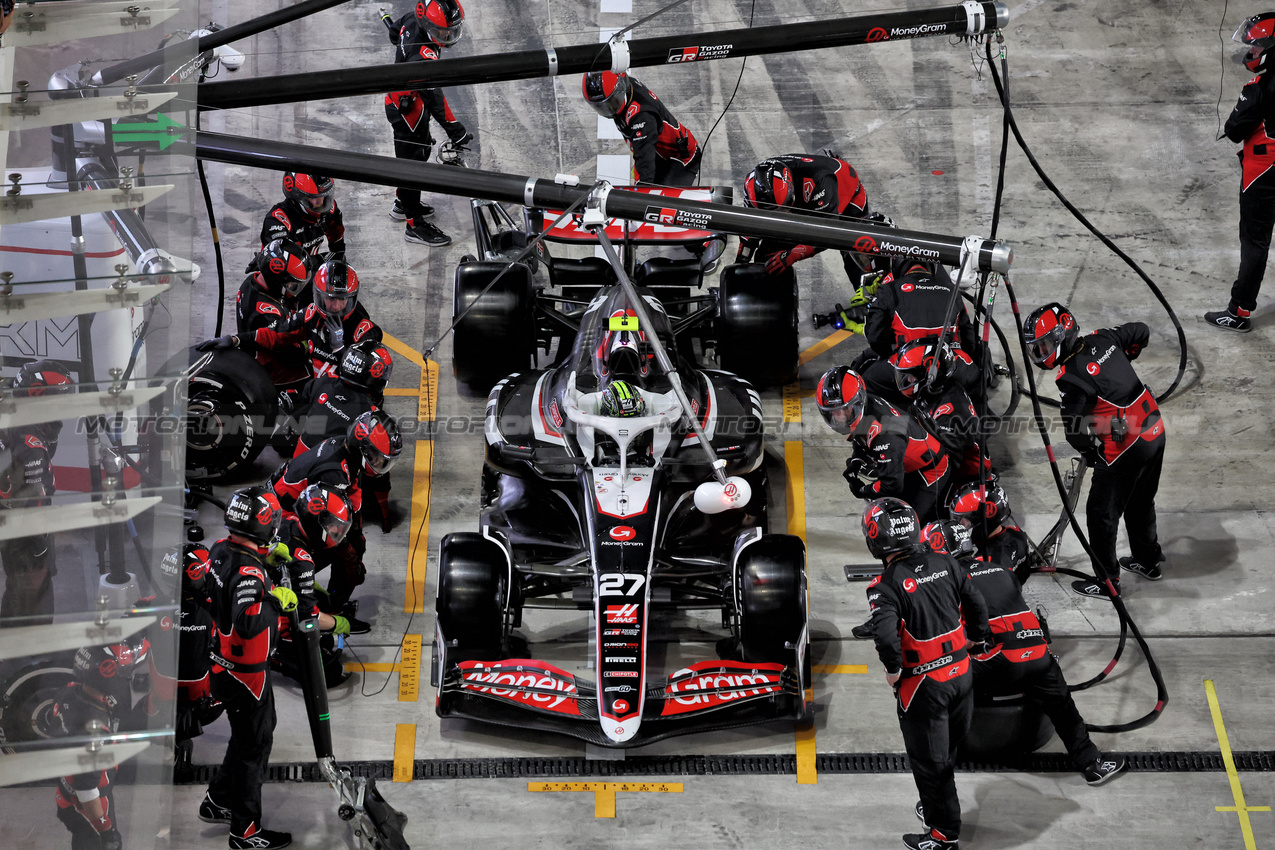 GP QATAR, Nico Hulkenberg (GER) Haas VF-24 makes a pit stop with a puncture at the partenza of the race.

01.12.2024. Formula 1 World Championship, Rd 23, Qatar Grand Prix, Doha, Qatar, Gara Day.

- www.xpbimages.com, EMail: requests@xpbimages.com © Copyright: Bearne / XPB Images