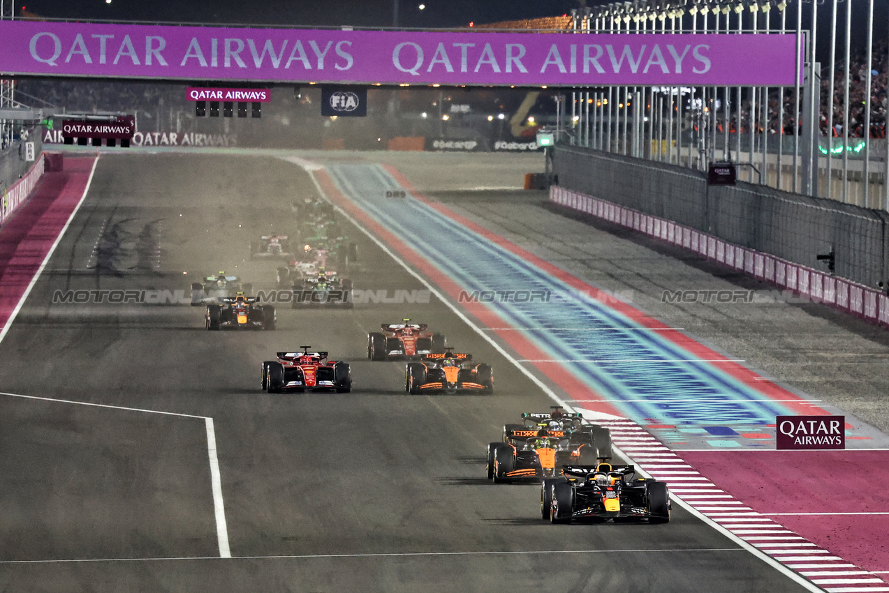 GP QATAR, Max Verstappen (NLD) Red Bull Racing RB20.

01.12.2024. Formula 1 World Championship, Rd 23, Qatar Grand Prix, Doha, Qatar, Gara Day.

- www.xpbimages.com, EMail: requests@xpbimages.com © Copyright: Charniaux / XPB Images