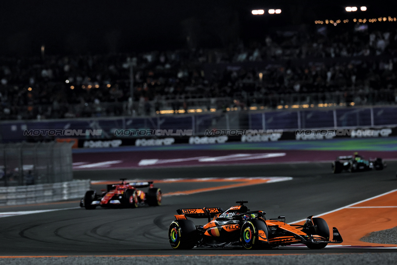 GP QATAR, Oscar Piastri (AUS) McLaren MCL38.

01.12.2024. Formula 1 World Championship, Rd 23, Qatar Grand Prix, Doha, Qatar, Gara Day.

 - www.xpbimages.com, EMail: requests@xpbimages.com © Copyright: Staley / XPB Images