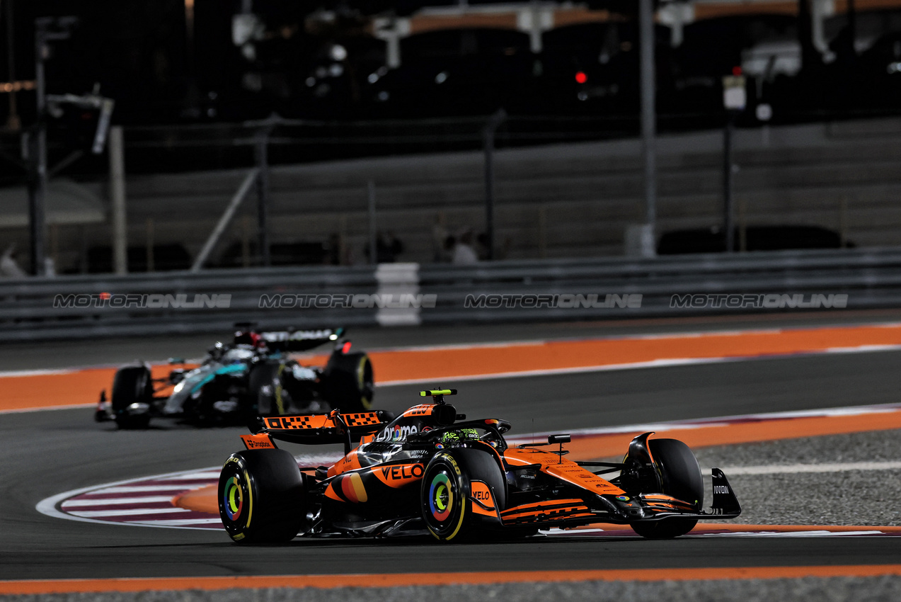 GP QATAR, Lando Norris (GBR) McLaren MCL38.

01.12.2024. Formula 1 World Championship, Rd 23, Qatar Grand Prix, Doha, Qatar, Gara Day.

 - www.xpbimages.com, EMail: requests@xpbimages.com © Copyright: Staley / XPB Images