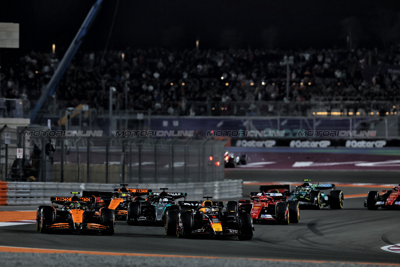 GP QATAR, Max Verstappen (NLD) Red Bull Racing RB20 davanti a Lando Norris (GBR) McLaren MCL38 at the partenza of the race.

01.12.2024. Formula 1 World Championship, Rd 23, Qatar Grand Prix, Doha, Qatar, Gara Day.

 - www.xpbimages.com, EMail: requests@xpbimages.com © Copyright: Staley / XPB Images