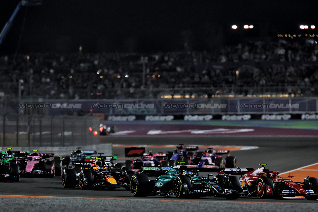 GP QATAR, Fernando Alonso (ESP) Aston Martin F1 Team AMR24 e Carlos Sainz Jr (ESP) Ferrari SF-24 at the partenza of the race.

01.12.2024. Formula 1 World Championship, Rd 23, Qatar Grand Prix, Doha, Qatar, Gara Day.

 - www.xpbimages.com, EMail: requests@xpbimages.com © Copyright: Staley / XPB Images