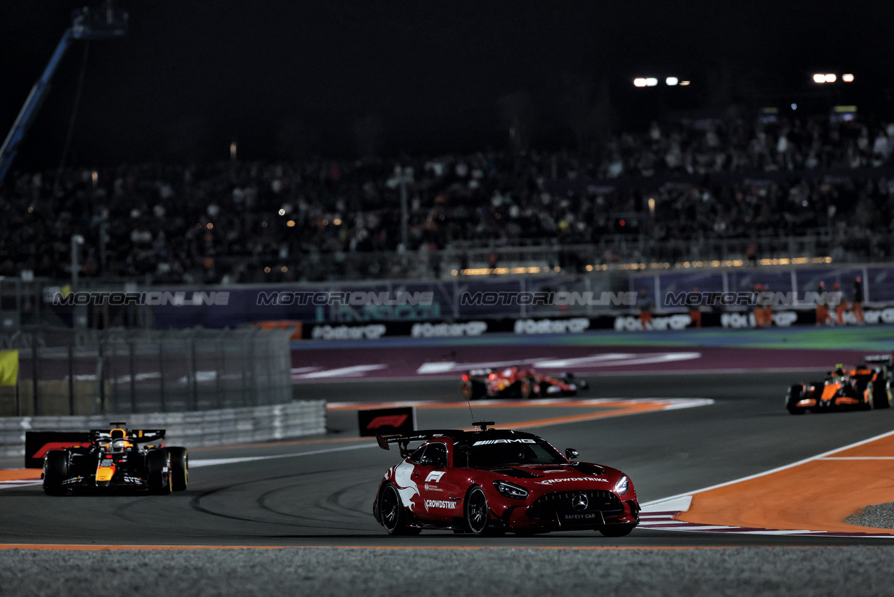 GP QATAR, Max Verstappen (NLD) Red Bull Racing RB20 davanti a behind the Mercedes FIA Safety Car.

01.12.2024. Formula 1 World Championship, Rd 23, Qatar Grand Prix, Doha, Qatar, Gara Day.

 - www.xpbimages.com, EMail: requests@xpbimages.com © Copyright: Staley / XPB Images
