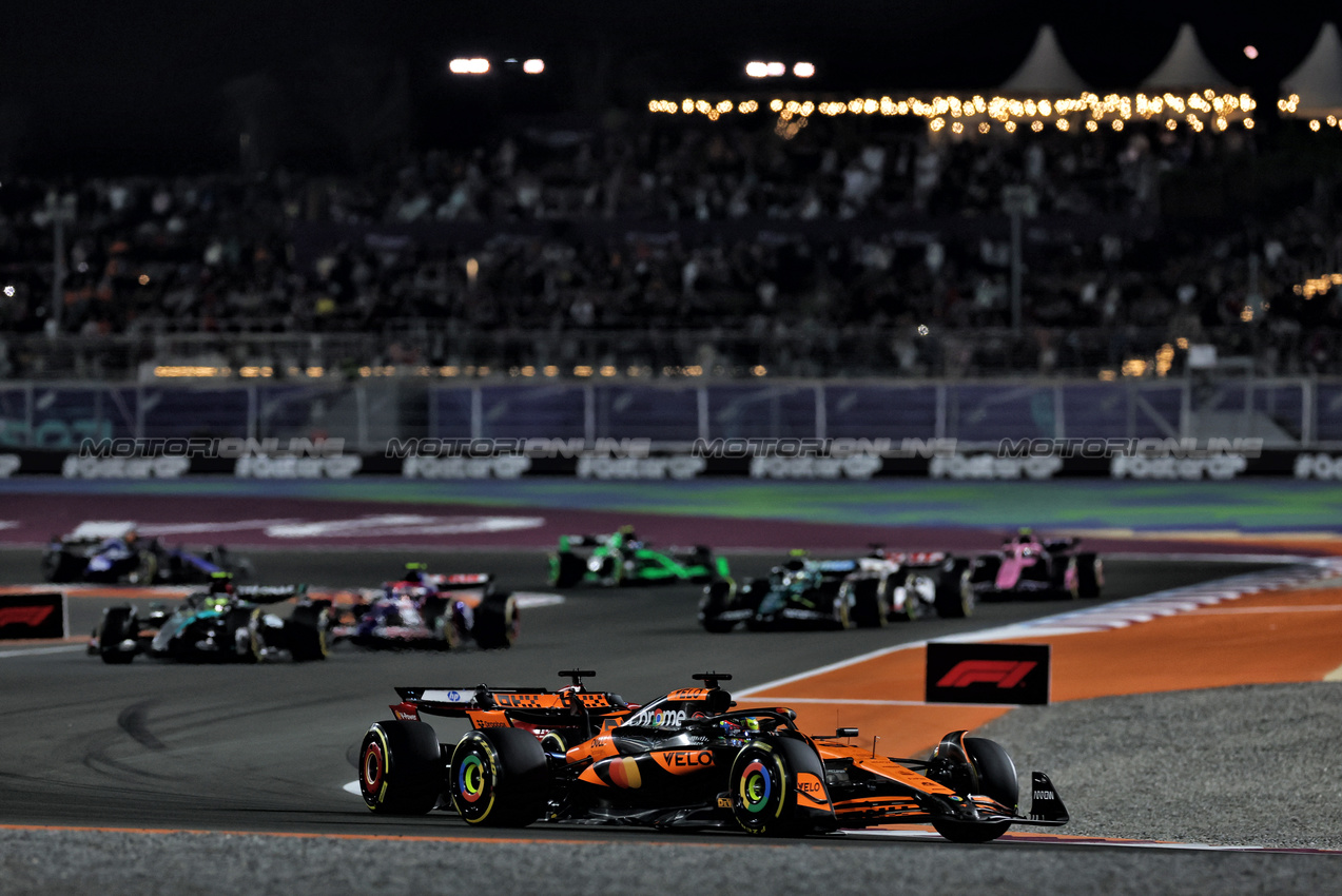 GP QATAR, Oscar Piastri (AUS) McLaren MCL38.

01.12.2024. Formula 1 World Championship, Rd 23, Qatar Grand Prix, Doha, Qatar, Gara Day.

 - www.xpbimages.com, EMail: requests@xpbimages.com © Copyright: Staley / XPB Images