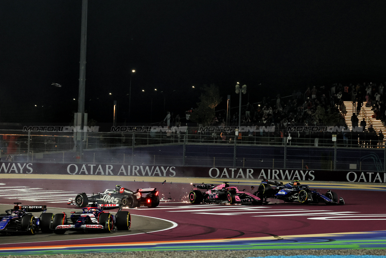 GP QATAR, (L to R): Nico Hulkenberg (GER) Haas VF-24; Esteban Ocon (FRA) Alpine F1 Team A524; e Franco Colapinto (ARG) Williams Racing FW46; crashed out at the partenza of the race.

01.12.2024. Formula 1 World Championship, Rd 23, Qatar Grand Prix, Doha, Qatar, Gara Day.

 - www.xpbimages.com, EMail: requests@xpbimages.com © Copyright: Coates / XPB Images