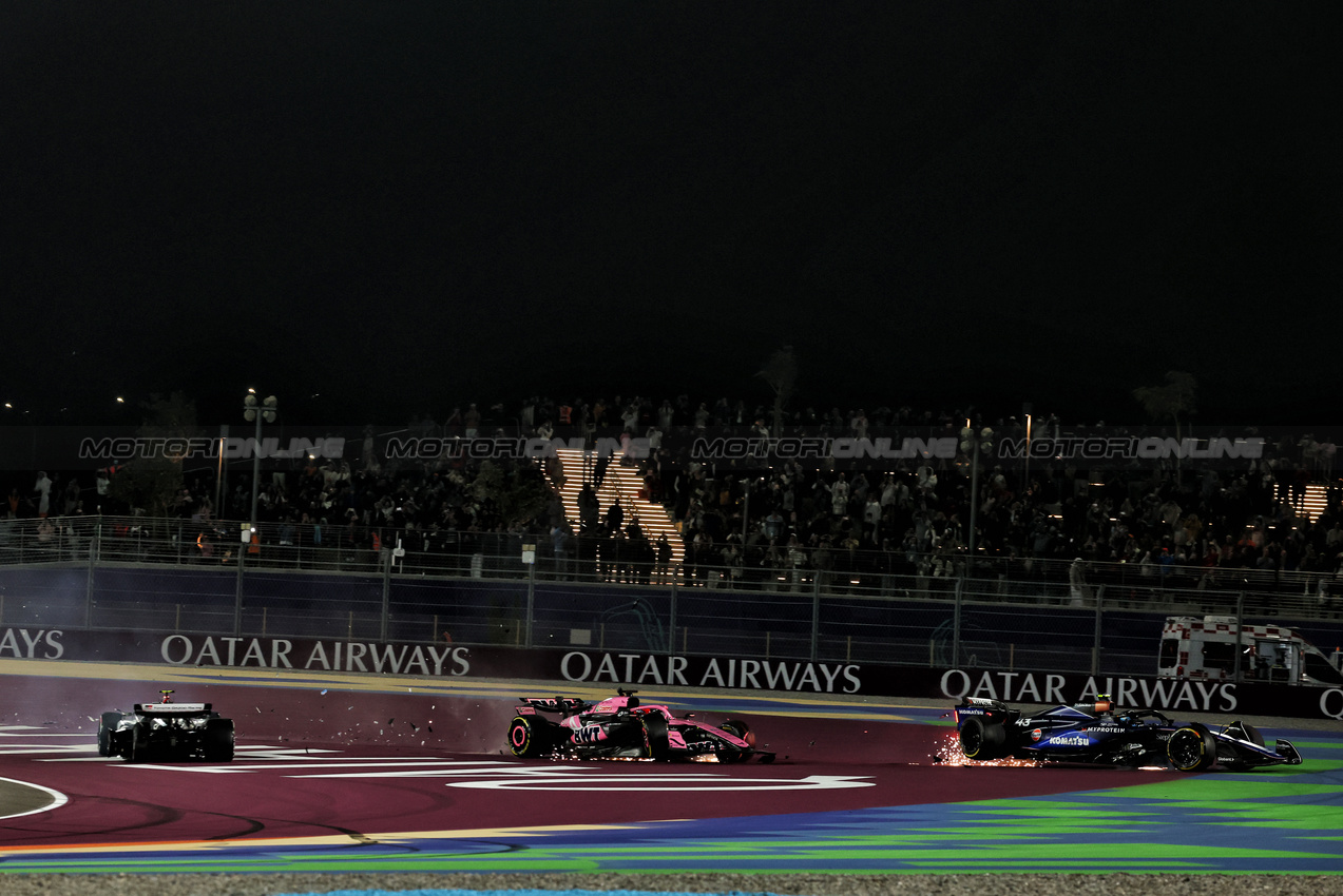 GP QATAR, (L to R): Nico Hulkenberg (GER) Haas VF-24; Esteban Ocon (FRA) Alpine F1 Team A524; e Franco Colapinto (ARG) Williams Racing FW46; crashed out at the partenza of the race.

01.12.2024. Formula 1 World Championship, Rd 23, Qatar Grand Prix, Doha, Qatar, Gara Day.

 - www.xpbimages.com, EMail: requests@xpbimages.com © Copyright: Coates / XPB Images