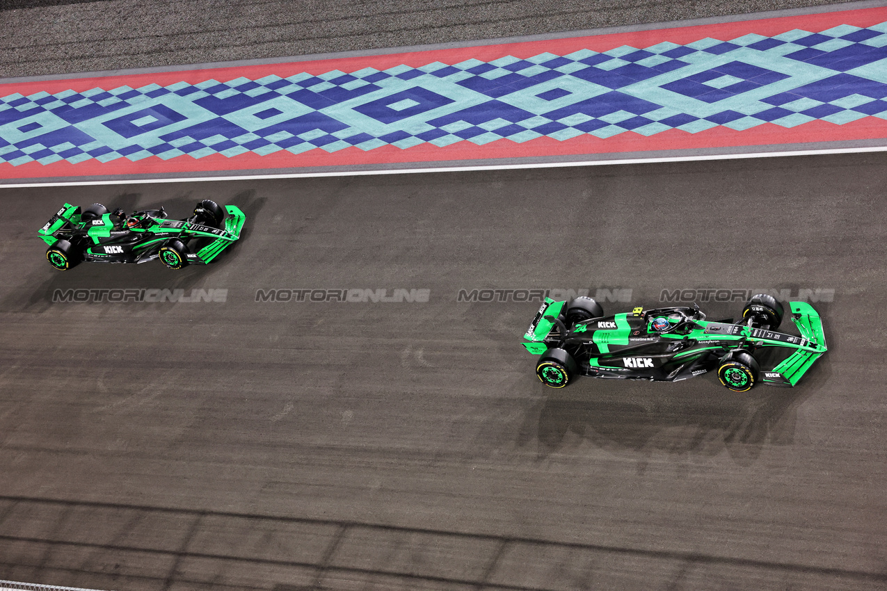 GP QATAR, Zhou Guanyu (CHN) Sauber C44 e Valtteri Bottas (FIN) Sauber C44.

01.12.2024. Formula 1 World Championship, Rd 23, Qatar Grand Prix, Doha, Qatar, Gara Day.

- www.xpbimages.com, EMail: requests@xpbimages.com © Copyright: Bearne / XPB Images