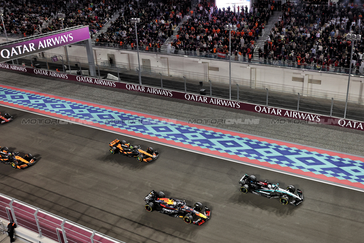 GP QATAR, George Russell (GBR) Mercedes AMG F1 W15 davanti a at the partenza of the race.

01.12.2024. Formula 1 World Championship, Rd 23, Qatar Grand Prix, Doha, Qatar, Gara Day.

- www.xpbimages.com, EMail: requests@xpbimages.com © Copyright: Bearne / XPB Images