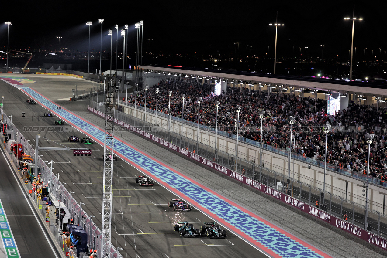 GP QATAR, Lewis Hamilton (GBR) Mercedes AMG F1 W15 e Fernando Alonso (ESP) Aston Martin F1 Team AMR24 battle for position.

01.12.2024. Formula 1 World Championship, Rd 23, Qatar Grand Prix, Doha, Qatar, Gara Day.

- www.xpbimages.com, EMail: requests@xpbimages.com © Copyright: Bearne / XPB Images