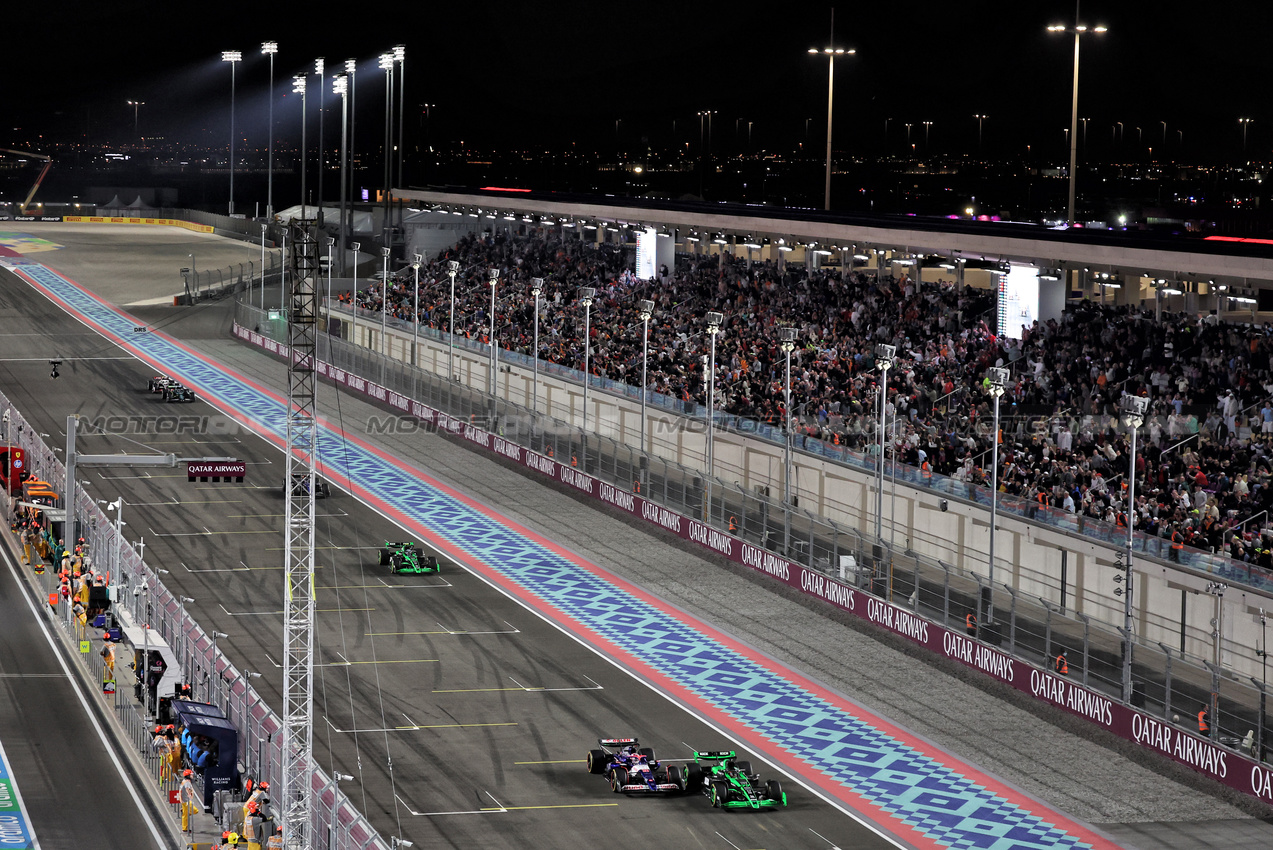 GP QATAR, Valtteri Bottas (FIN) Sauber C44 e Liam Lawson (NZL) RB VCARB 01 battle for position.

01.12.2024. Formula 1 World Championship, Rd 23, Qatar Grand Prix, Doha, Qatar, Gara Day.

- www.xpbimages.com, EMail: requests@xpbimages.com © Copyright: Bearne / XPB Images