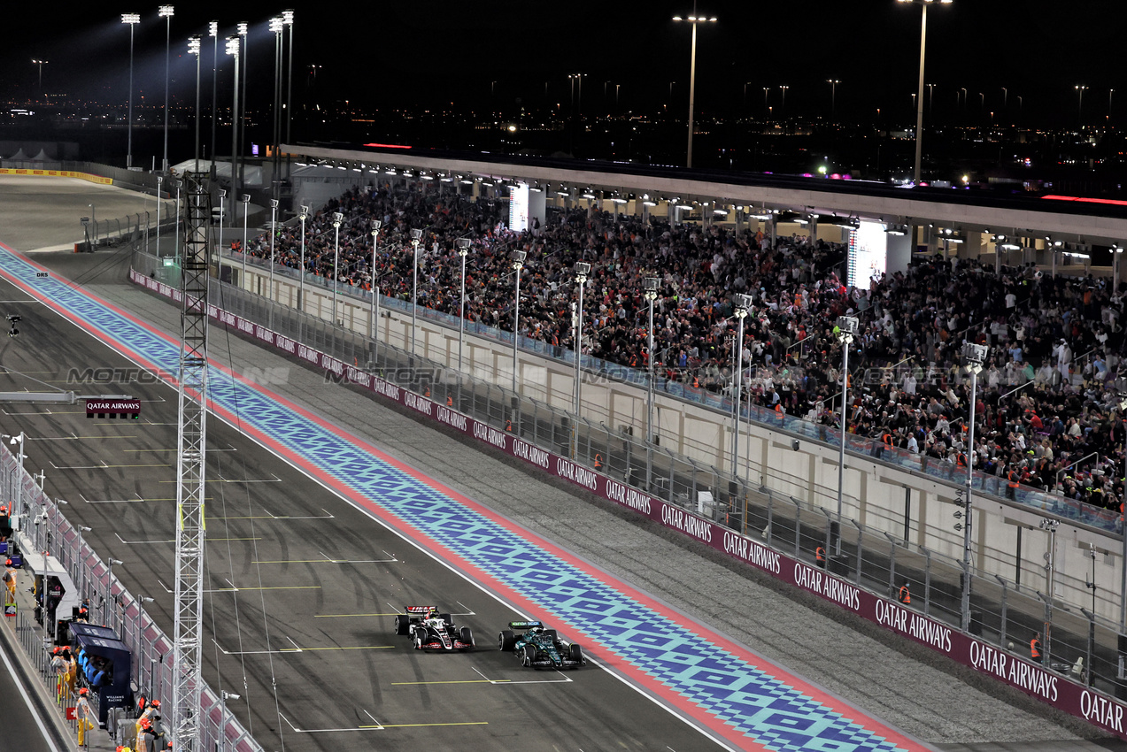 GP QATAR, Lance Stroll (CDN) Aston Martin F1 Team AMR24 e Nico Hulkenberg (GER) Haas VF-24 battle for position.

01.12.2024. Formula 1 World Championship, Rd 23, Qatar Grand Prix, Doha, Qatar, Gara Day.

- www.xpbimages.com, EMail: requests@xpbimages.com © Copyright: Bearne / XPB Images