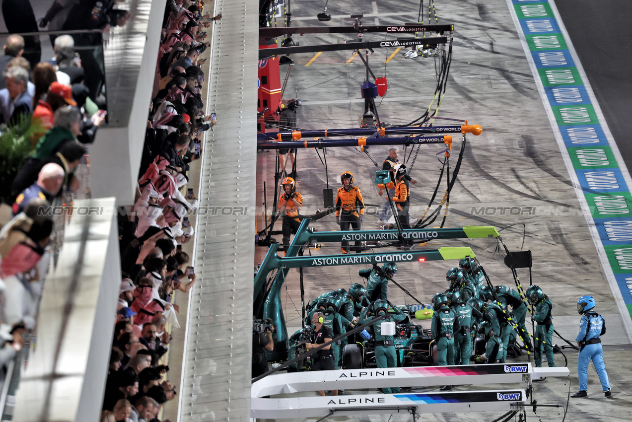 GP QATAR, Lance Stroll (CDN) Aston Martin F1 Team AMR24 makes a pit stop.

01.12.2024. Formula 1 World Championship, Rd 23, Qatar Grand Prix, Doha, Qatar, Gara Day.

- www.xpbimages.com, EMail: requests@xpbimages.com © Copyright: Bearne / XPB Images