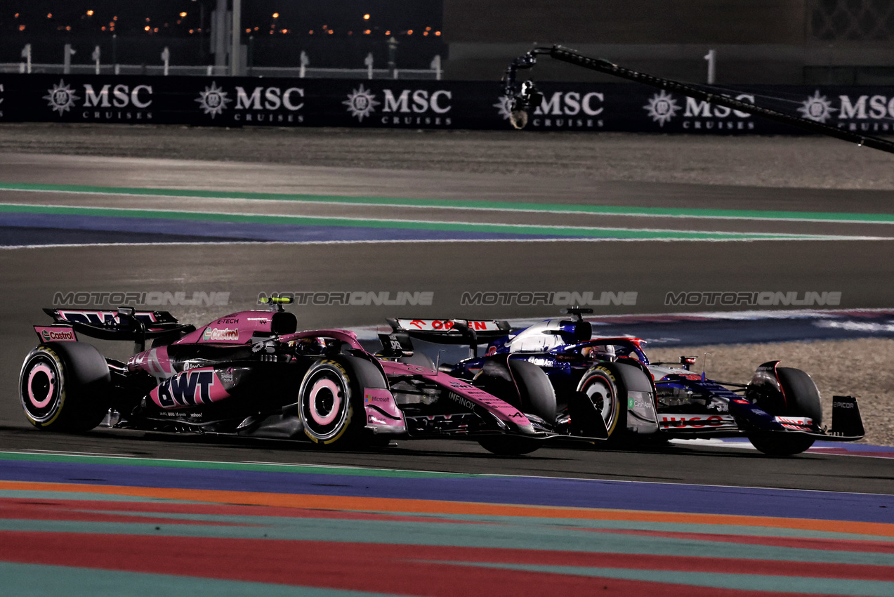GP QATAR, Pierre Gasly (FRA) Alpine F1 Team A524 e Liam Lawson (NZL) RB VCARB 01 battle for position.

01.12.2024. Formula 1 World Championship, Rd 23, Qatar Grand Prix, Doha, Qatar, Gara Day.

- www.xpbimages.com, EMail: requests@xpbimages.com © Copyright: Moy / XPB Images