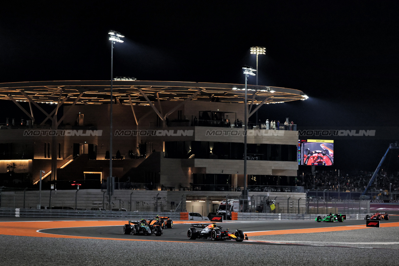 GP QATAR, Max Verstappen (NLD) Red Bull Racing RB20.

01.12.2024. Formula 1 World Championship, Rd 23, Qatar Grand Prix, Doha, Qatar, Gara Day.

- www.xpbimages.com, EMail: requests@xpbimages.com © Copyright: Moy / XPB Images