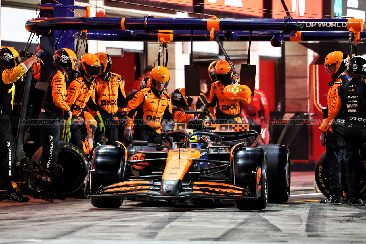 GP QATAR, Oscar Piastri (AUS) McLaren MCL38 makes a pit stop.

01.12.2024. Formula 1 World Championship, Rd 23, Qatar Grand Prix, Doha, Qatar, Gara Day.

- www.xpbimages.com, EMail: requests@xpbimages.com © Copyright: Charniaux / XPB Images