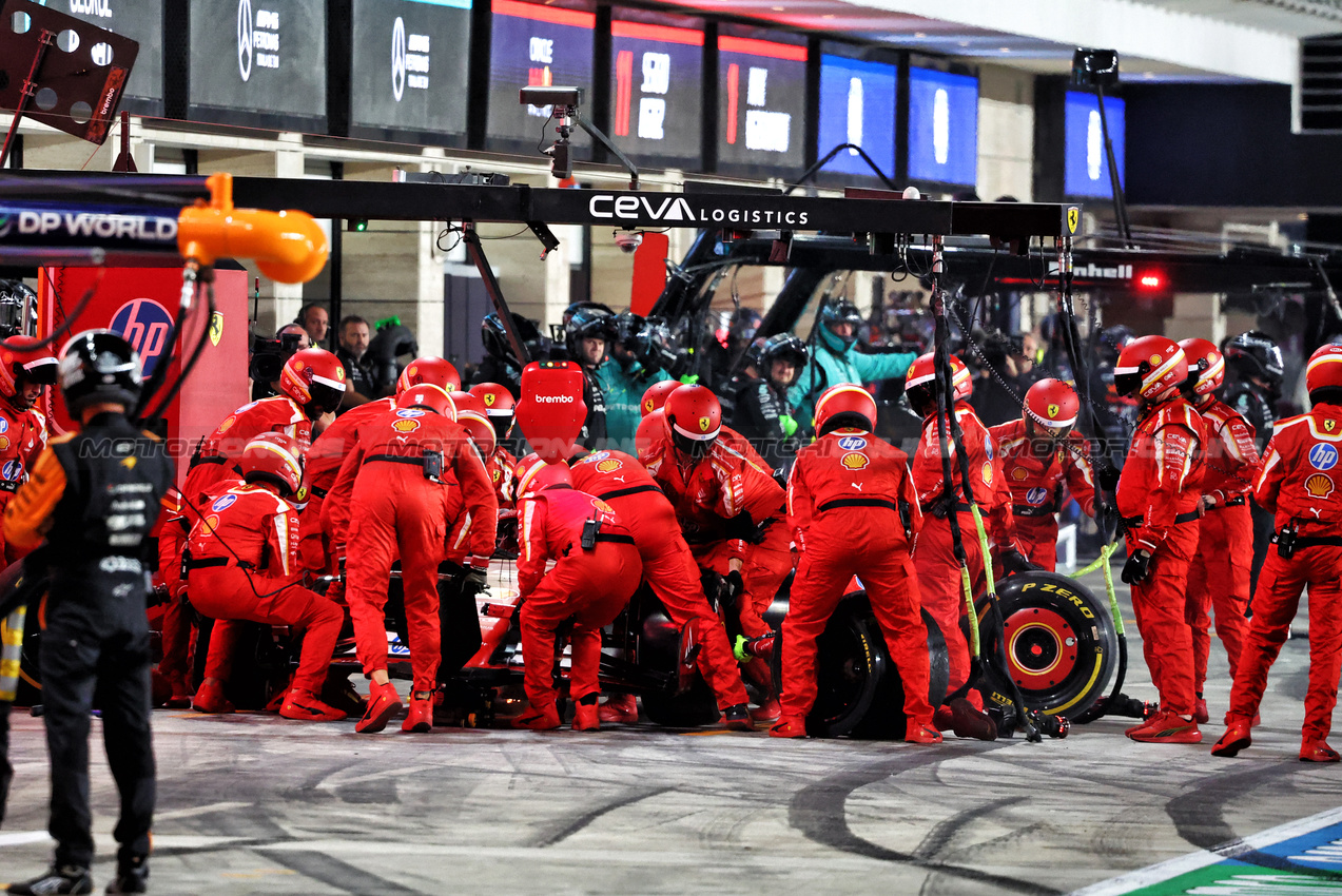 GP QATAR, Carlos Sainz Jr (ESP) Ferrari SF-24 makes a pit stop.

01.12.2024. Formula 1 World Championship, Rd 23, Qatar Grand Prix, Doha, Qatar, Gara Day.

- www.xpbimages.com, EMail: requests@xpbimages.com © Copyright: Charniaux / XPB Images