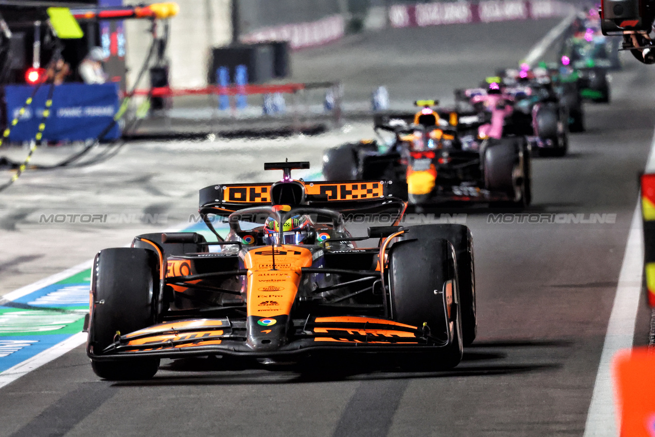 GP QATAR, Oscar Piastri (AUS) McLaren MCL38.

01.12.2024. Formula 1 World Championship, Rd 23, Qatar Grand Prix, Doha, Qatar, Gara Day.

- www.xpbimages.com, EMail: requests@xpbimages.com © Copyright: Charniaux / XPB Images