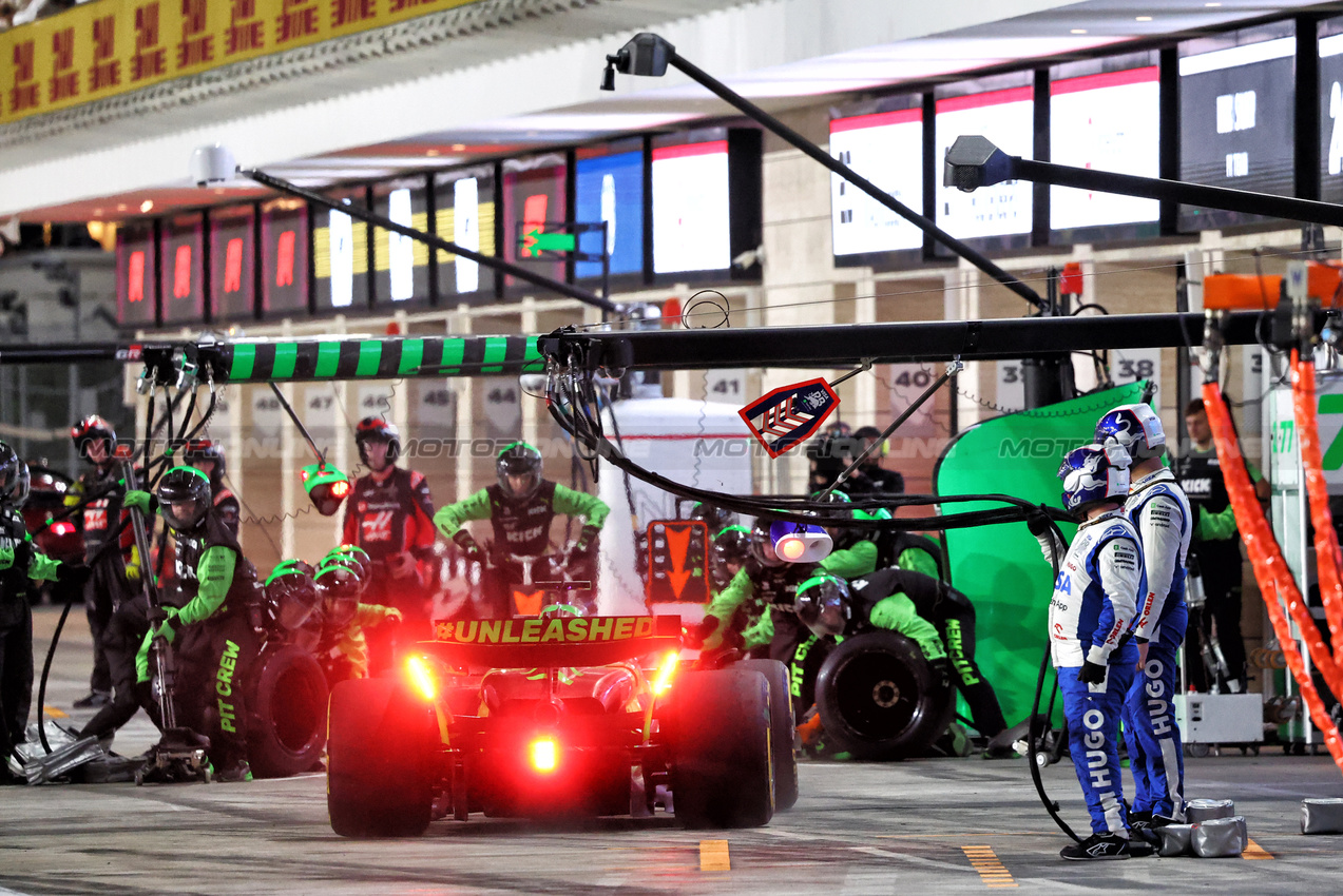 GP QATAR, Valtteri Bottas (FIN) Sauber C44 makes a pit stop.

01.12.2024. Formula 1 World Championship, Rd 23, Qatar Grand Prix, Doha, Qatar, Gara Day.

- www.xpbimages.com, EMail: requests@xpbimages.com © Copyright: Charniaux / XPB Images