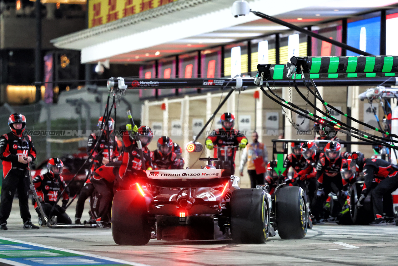 GP QATAR, Kevin Magnussen (DEN) Haas VF-24 makes a pit stop.

01.12.2024. Formula 1 World Championship, Rd 23, Qatar Grand Prix, Doha, Qatar, Gara Day.

- www.xpbimages.com, EMail: requests@xpbimages.com © Copyright: Charniaux / XPB Images