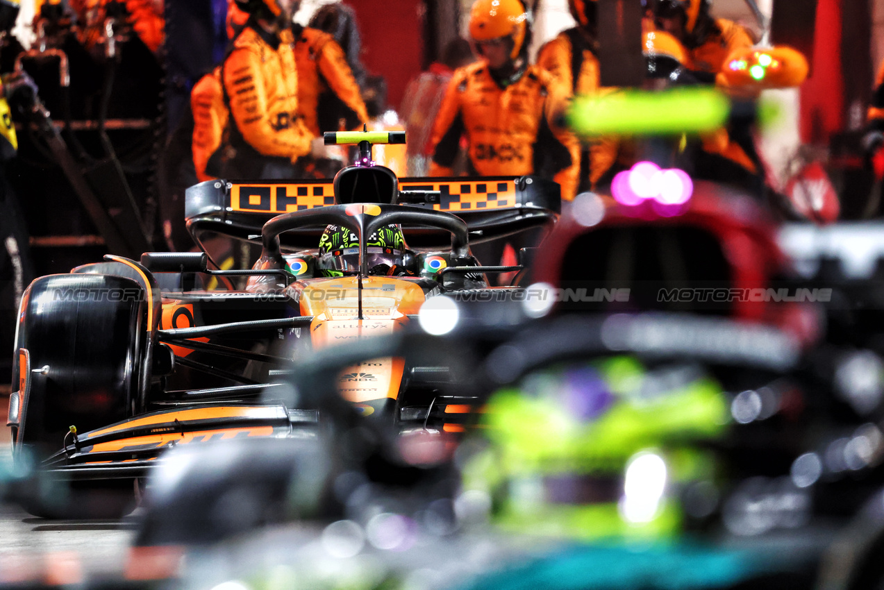 GP QATAR, Lando Norris (GBR) McLaren MCL38 makes a pit stop.

01.12.2024. Formula 1 World Championship, Rd 23, Qatar Grand Prix, Doha, Qatar, Gara Day.

- www.xpbimages.com, EMail: requests@xpbimages.com © Copyright: Charniaux / XPB Images