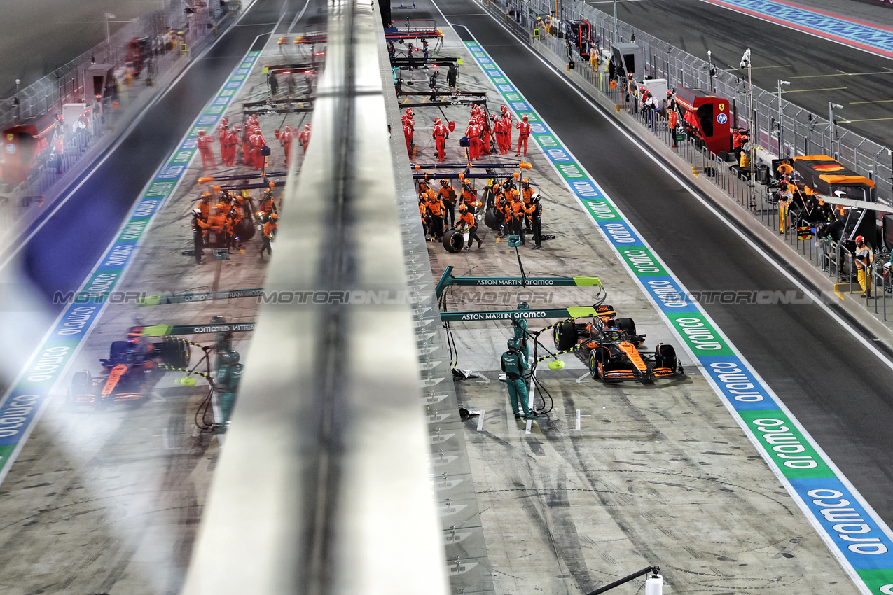 GP QATAR, Oscar Piastri (AUS) McLaren MCL38 makes a pit stop.

01.12.2024. Formula 1 World Championship, Rd 23, Qatar Grand Prix, Doha, Qatar, Gara Day.

- www.xpbimages.com, EMail: requests@xpbimages.com © Copyright: Bearne / XPB Images