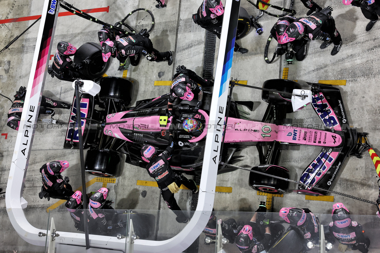 GP QATAR, Pierre Gasly (FRA) Alpine F1 Team A524 makes a pit stop.

01.12.2024. Formula 1 World Championship, Rd 23, Qatar Grand Prix, Doha, Qatar, Gara Day.

- www.xpbimages.com, EMail: requests@xpbimages.com © Copyright: Bearne / XPB Images